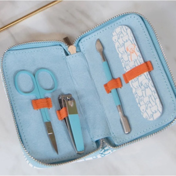 manicure set in “puppy pile” print-4 tools inside w/zip-closure -NWT - Picture 3 of 9